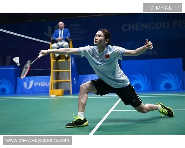 “羽毛球：简阳文体中心赛场上演绝妙击球与战术博弈”